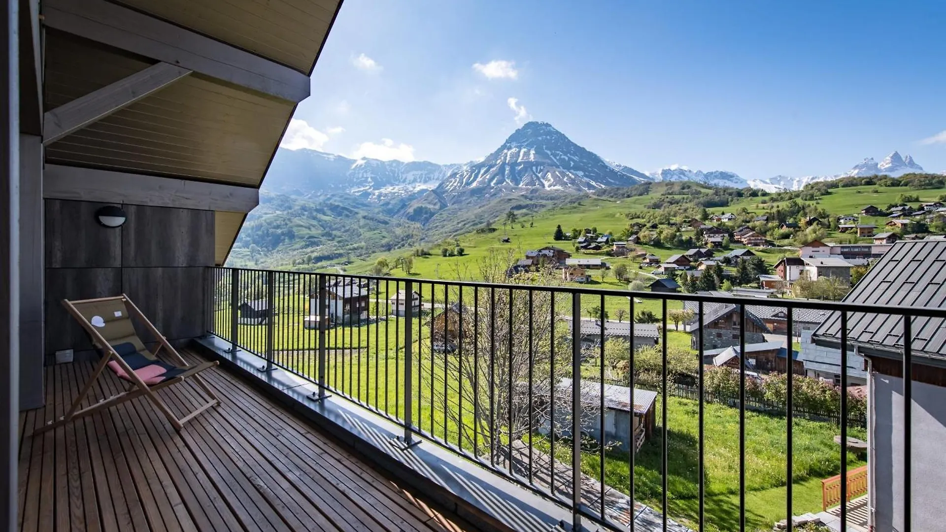 Daire Duplex in Albiez-Montrond with terrace Otel